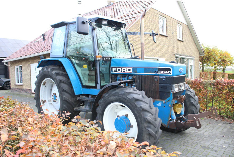 New Holland 6640 met turbo fronthef en front pto - Traktor: slika 1 New Holland 6640 met turbo fronthef en front pto - Traktor: slika 1