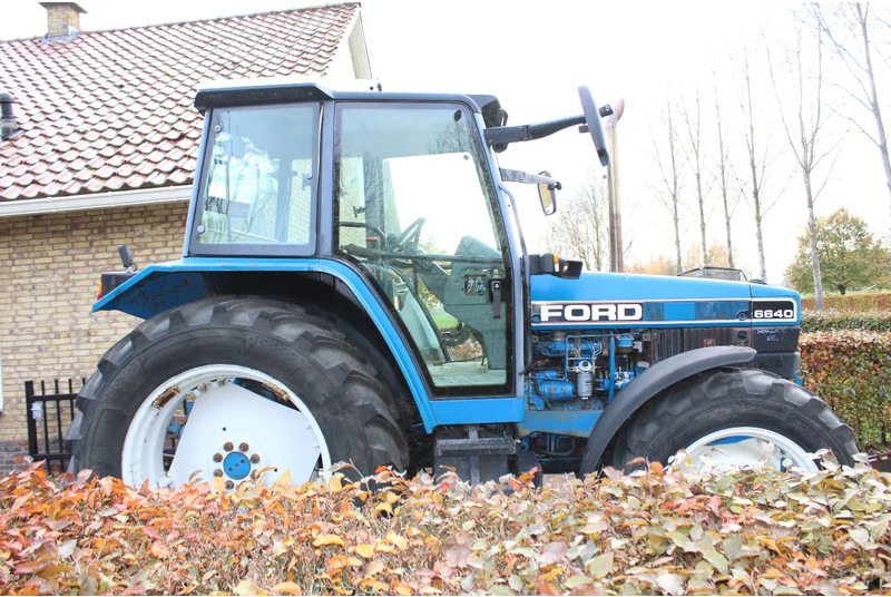 New Holland 6640 met turbo fronthef en front pto - Traktor: slika 2 New Holland 6640 met turbo fronthef en front pto - Traktor: slika 2