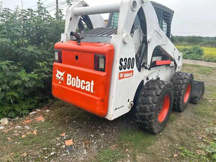 Second Hand BOBCAT S300 Skid-steer Loader with Very Good Performance Is for Sale at a Low Price - Mini utovarivač: slika 5 Second Hand BOBCAT S300 Skid-steer Loader with Very Good Performance Is for Sale at a Low Price - Mini utovarivač: slika 5