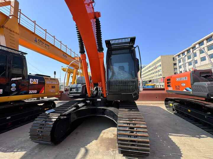 Second Hand Japan Brand Hitachi Zx200 Excavator for Sale Original Hitachi 20tons Medium Excavator in Stock - Bager: slika 3 Second Hand Japan Brand Hitachi Zx200 Excavator for Sale Original Hitachi 20tons Medium Excavator in Stock - Bager: slika 3