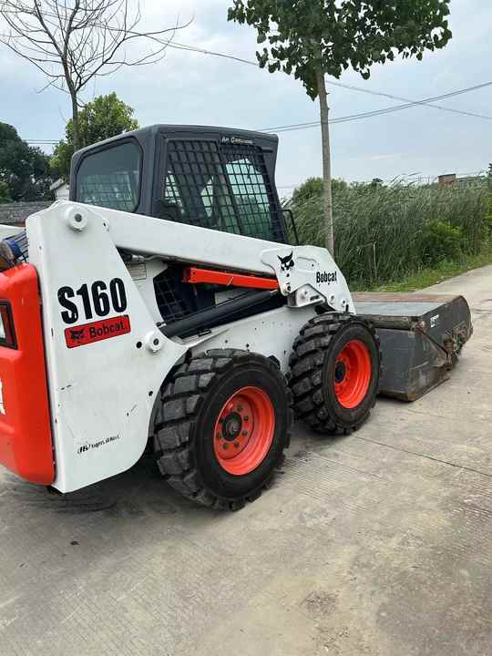 USED BOBCAT S160 Skid-steer Loader Bobcat S160 Carry Sweeper with Very Good Performance Is for Sale at a Low Price. - Mini utovarivač: slika 4 USED BOBCAT S160 Skid-steer Loader Bobcat S160 Carry Sweeper with Very Good Performance Is for Sale at a Low Price. - Mini utovarivač: slika 4