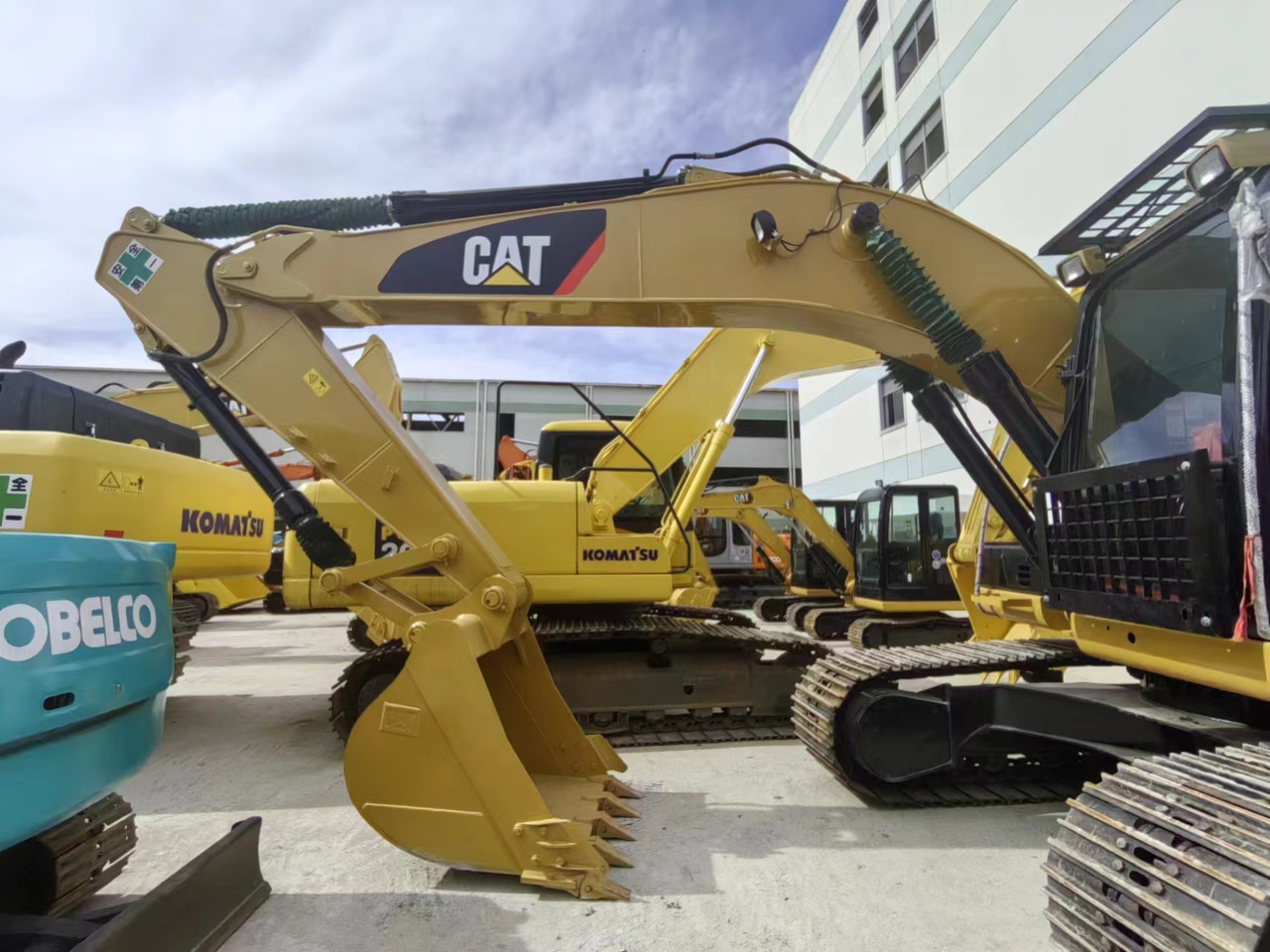 Used Caterpillar 320d excavator for sale at a low price. - Bager guseničar: slika 4 Used Caterpillar 320d excavator for sale at a low price. - Bager guseničar: slika 4