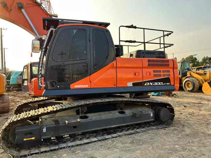 Used Digger DOOSAN DX300 Construction Machinery Construction Digger Used DOOSAN DX300 Cheap Excavator - Bager guseničar: slika 2 Used Digger DOOSAN DX300 Construction Machinery Construction Digger Used DOOSAN DX300 Cheap Excavator - Bager guseničar: slika 2