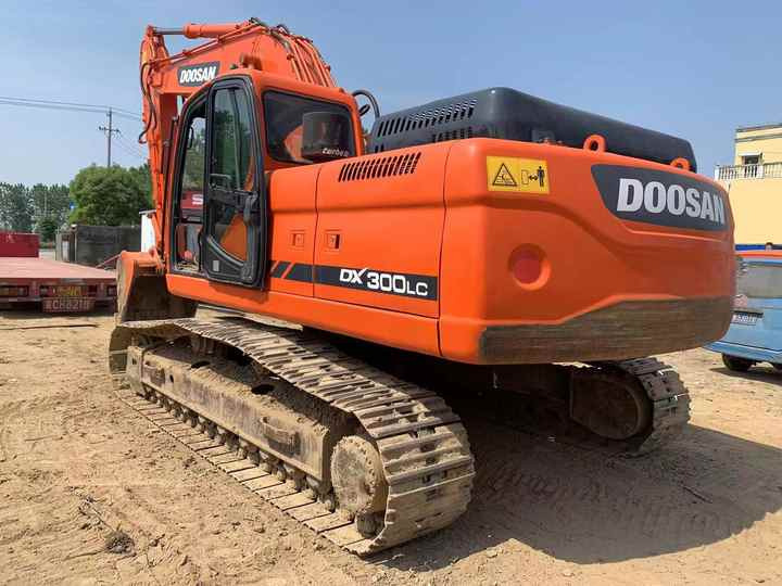 Used Digger DOOSAN DX300 Construction Machinery Construction Digger Used DOOSAN DX300 Cheap Excavator - Bager guseničar: slika 5 Used Digger DOOSAN DX300 Construction Machinery Construction Digger Used DOOSAN DX300 Cheap Excavator - Bager guseničar: slika 5
