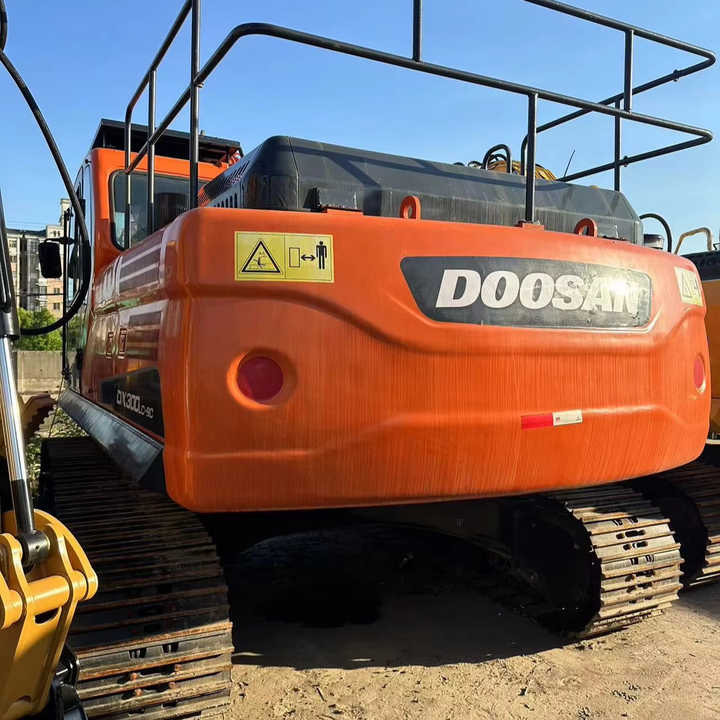 Used Digger DOOSAN DX300 Construction Machinery Construction Digger Used DOOSAN DX300 Cheap Excavator - Bager guseničar: slika 1 Used Digger DOOSAN DX300 Construction Machinery Construction Digger Used DOOSAN DX300 Cheap Excavator - Bager guseničar: slika 1