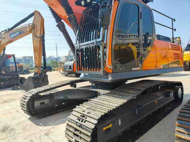 Used Doosan DX300, its original quality has withstood the test. It offers high - efficiency operation at a lower cost.Hard work. - Bager guseničar: slika 2 Used Doosan DX300, its original quality has withstood the test. It offers high - efficiency operation at a lower cost.Hard work. - Bager guseničar: slika 2