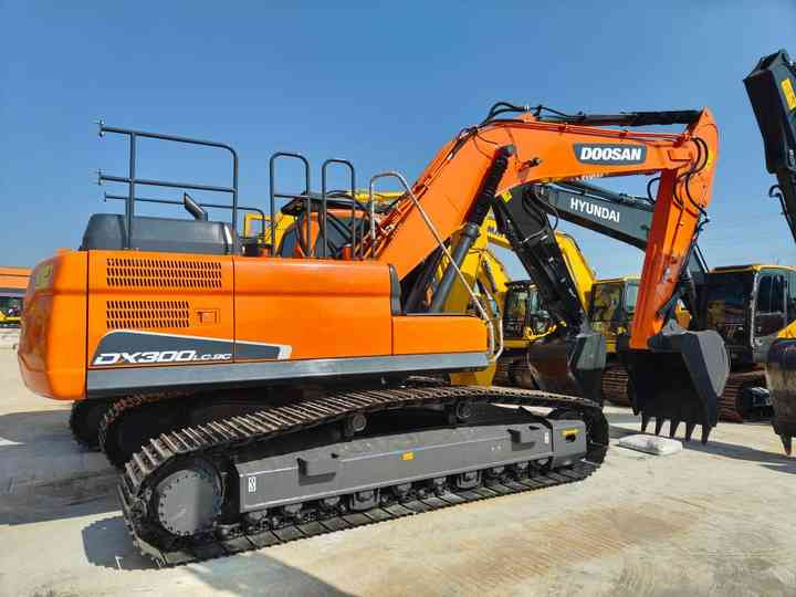 Used Doosan DX300, its original quality has withstood the test. It offers high - efficiency operation at a lower cost.Hard work. - Bager guseničar: slika 4 Used Doosan DX300, its original quality has withstood the test. It offers high - efficiency operation at a lower cost.Hard work. - Bager guseničar: slika 4