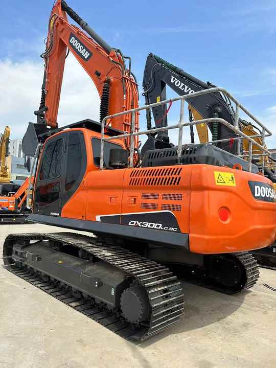 Used Excavator Doosan DX300 Excavators Mini Equipment Earth Moving Machinery Doosan Digger Excavator for Sale - Bager: slika 2 Used Excavator Doosan DX300 Excavators Mini Equipment Earth Moving Machinery Doosan Digger Excavator for Sale - Bager: slika 2