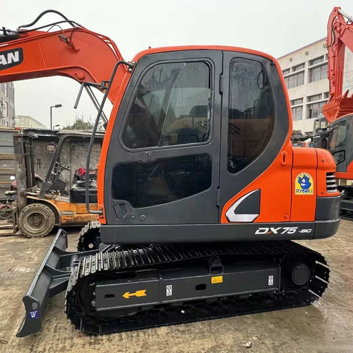 Used Excavator Doosan DX70 75 Excavator Second Hand Digger Used Machinery 7 Ton Used Hydraulic Crawler Excavator - Bager: slika 1 Used Excavator Doosan DX70 75 Excavator Second Hand Digger Used Machinery 7 Ton Used Hydraulic Crawler Excavator - Bager: slika 1