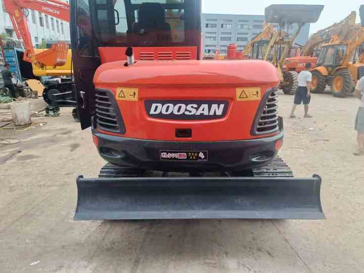 Used Mini Excavator DX55-9C Doosan Excavator 5 Tonnes High Performance Low Price for Sale Dh55 Dh60 Dx55 Dx60 in Stock - Mini bager: slika 4 Used Mini Excavator DX55-9C Doosan Excavator 5 Tonnes High Performance Low Price for Sale Dh55 Dh60 Dx55 Dx60 in Stock - Mini bager: slika 4