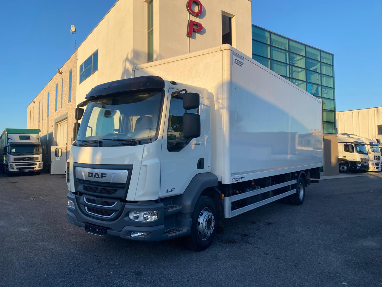 DAF LF 260 FA - Kamion sa zatvorenim sandukom: slika 1 DAF LF 260 FA - Kamion sa zatvorenim sandukom: slika 1