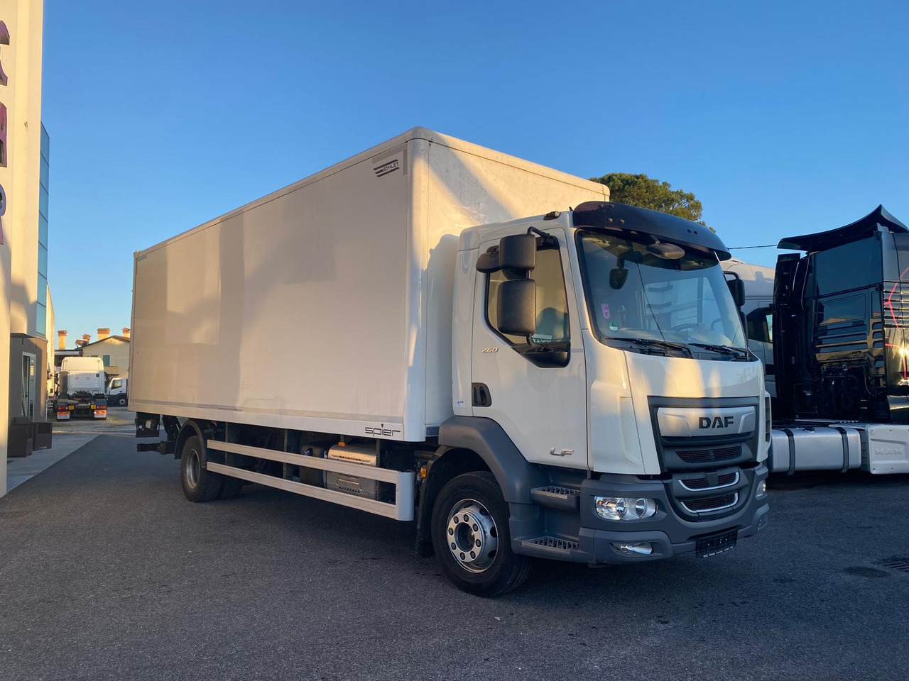 DAF LF 260 FA - Kamion sa zatvorenim sandukom: slika 4 DAF LF 260 FA - Kamion sa zatvorenim sandukom: slika 4