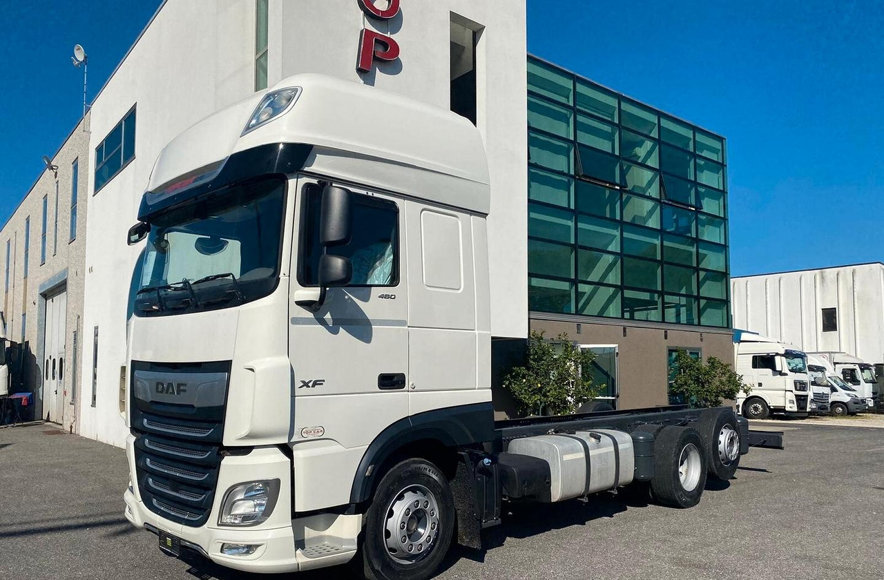 DAF XF 480 FT FULL PNEUMATIC 2019 - Kamion sa golom šasijom i zatvorenom kabinom: slika 1 DAF XF 480 FT FULL PNEUMATIC 2019 - Kamion sa golom šasijom i zatvorenom kabinom: slika 1