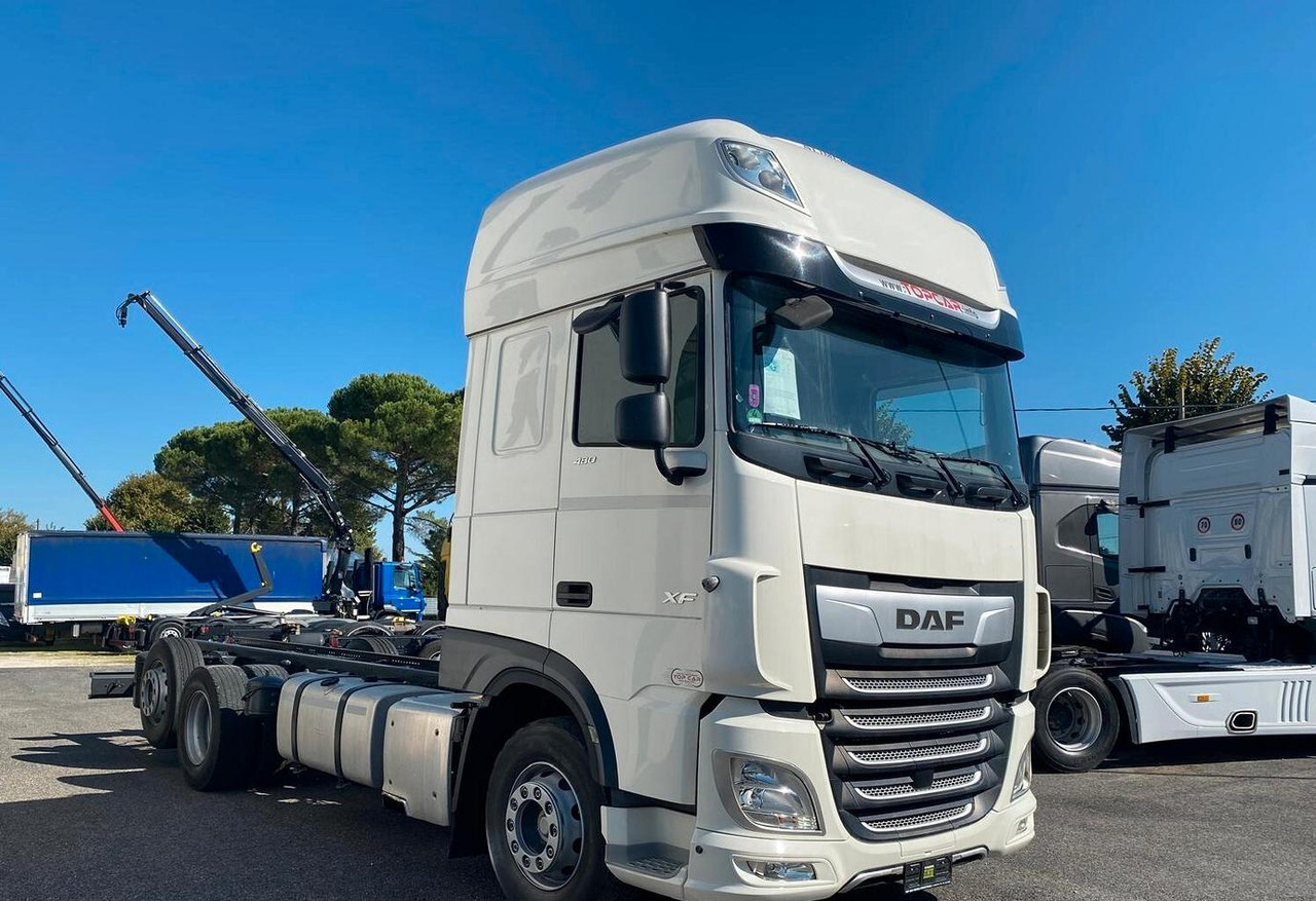 DAF XF 480 FT FULL PNEUMATIC 2019 - Kamion sa golom šasijom i zatvorenom kabinom: slika 3 DAF XF 480 FT FULL PNEUMATIC 2019 - Kamion sa golom šasijom i zatvorenom kabinom: slika 3