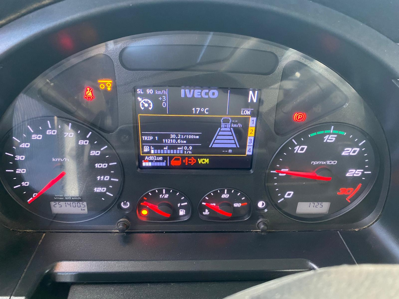 Kamion sa tovarnim sandukom IVECO AD260S36: slika 11