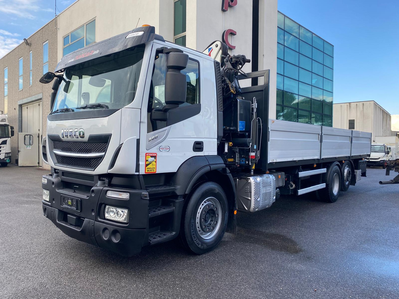 IVECO AD260S36 - Kamion sa tovarnim sandukom: slika 2 IVECO AD260S36 - Kamion sa tovarnim sandukom: slika 2