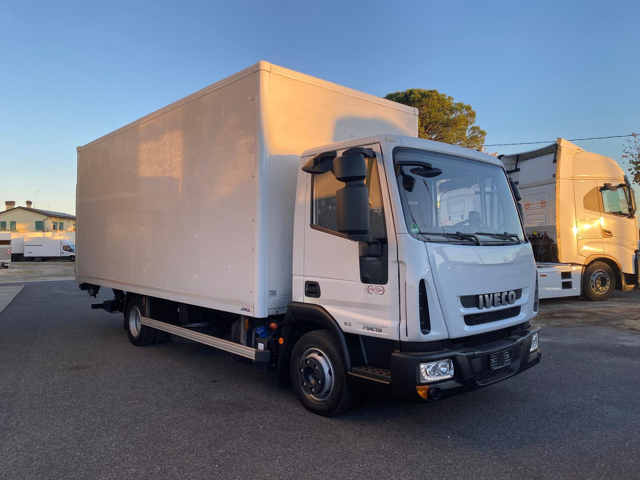 IVECO EUROCARGO 75E19 - Kamion sa zatvorenim sandukom: slika 2 IVECO EUROCARGO 75E19 - Kamion sa zatvorenim sandukom: slika 2