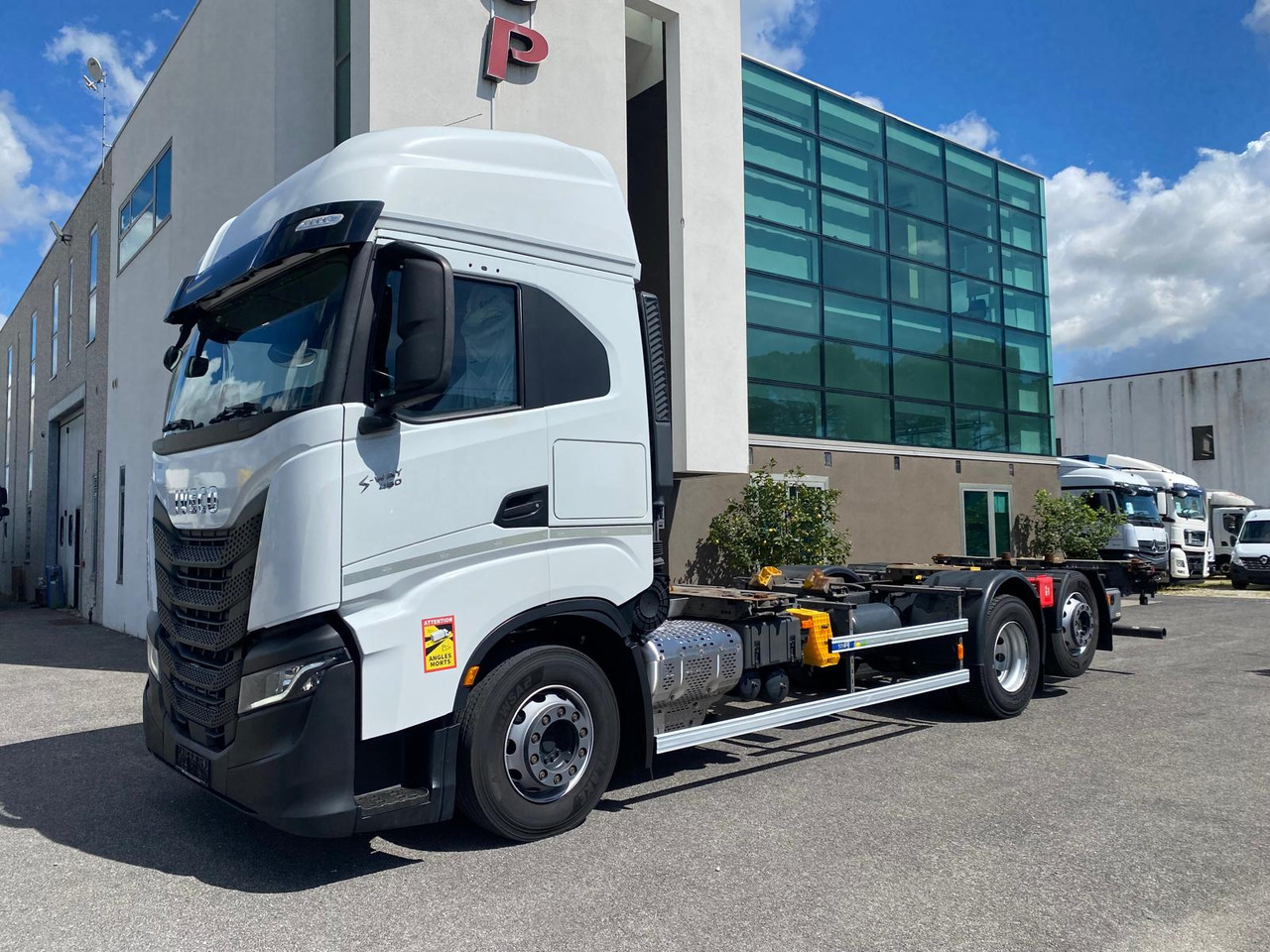 IVECO S-WAY AS260S48 - Kamion sa golom šasijom i zatvorenom kabinom: slika 1 IVECO S-WAY AS260S48 - Kamion sa golom šasijom i zatvorenom kabinom: slika 1