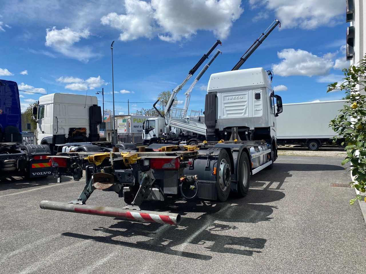 IVECO S-WAY AS260S48 - Kamion sa golom šasijom i zatvorenom kabinom: slika 4 IVECO S-WAY AS260S48 - Kamion sa golom šasijom i zatvorenom kabinom: slika 4