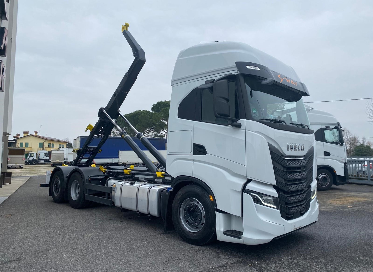 IVECO S-WAY AS260S48 - Kamion sa hidrauličnom kukom: slika 2 IVECO S-WAY AS260S48 - Kamion sa hidrauličnom kukom: slika 2