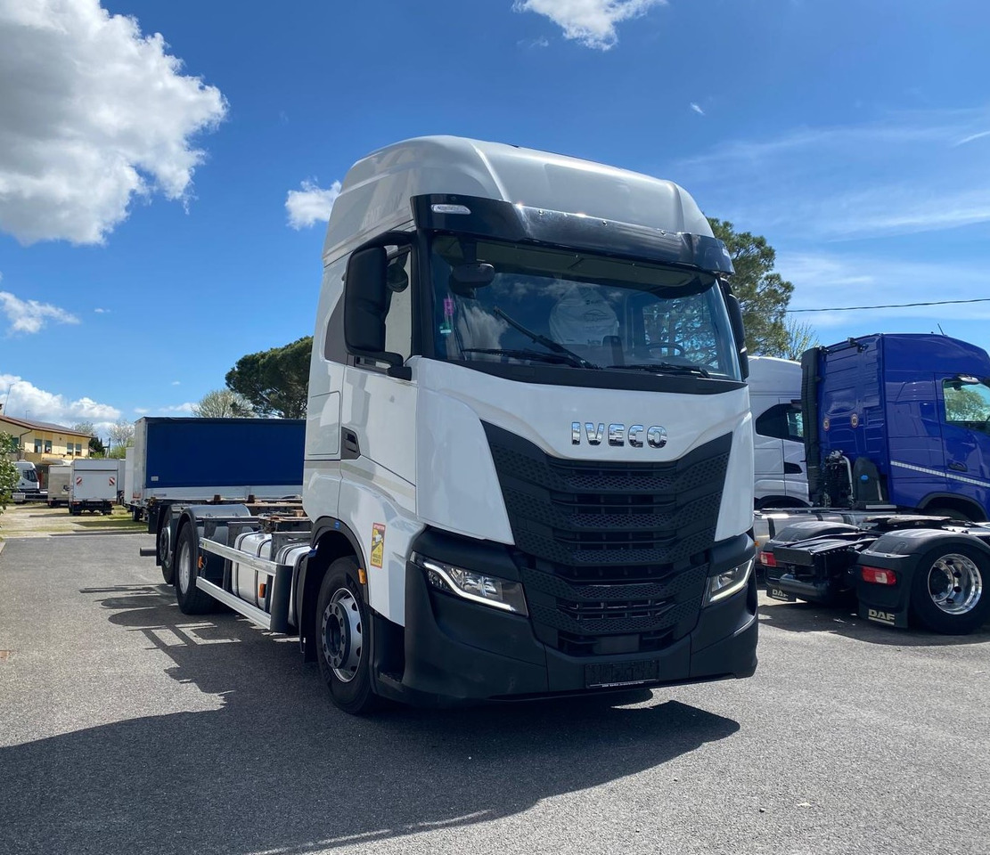 IVECO S-WAY AS260S48 - Kamion sa golom šasijom i zatvorenom kabinom: slika 3 IVECO S-WAY AS260S48 - Kamion sa golom šasijom i zatvorenom kabinom: slika 3
