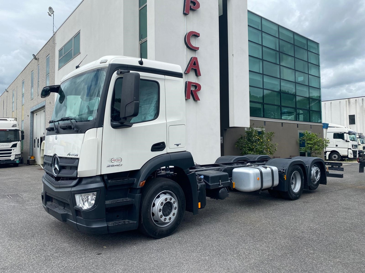MERCEDES-BENZ ANTOS 25.40 - Kamion sa golom šasijom i zatvorenom kabinom: slika 1 MERCEDES-BENZ ANTOS 25.40 - Kamion sa golom šasijom i zatvorenom kabinom: slika 1