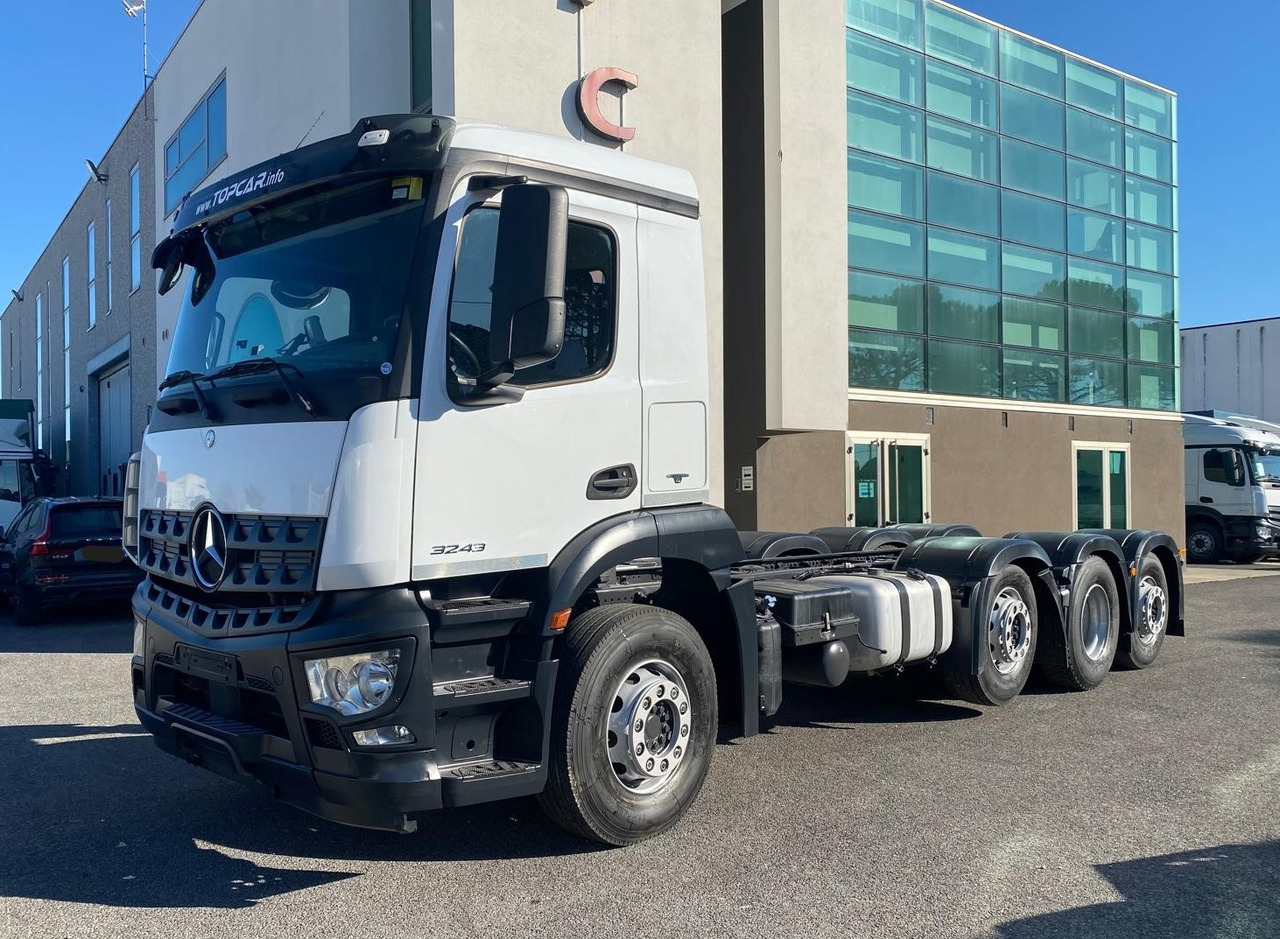 MERCEDES-BENZ AROCS 32.43 - Kamion sa golom šasijom i zatvorenom kabinom: slika 1 MERCEDES-BENZ AROCS 32.43 - Kamion sa golom šasijom i zatvorenom kabinom: slika 1