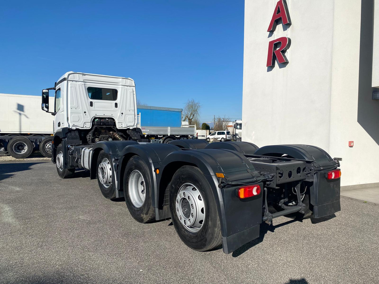 MERCEDES-BENZ AROCS 32.43 - Kamion sa golom šasijom i zatvorenom kabinom: slika 4 MERCEDES-BENZ AROCS 32.43 - Kamion sa golom šasijom i zatvorenom kabinom: slika 4
