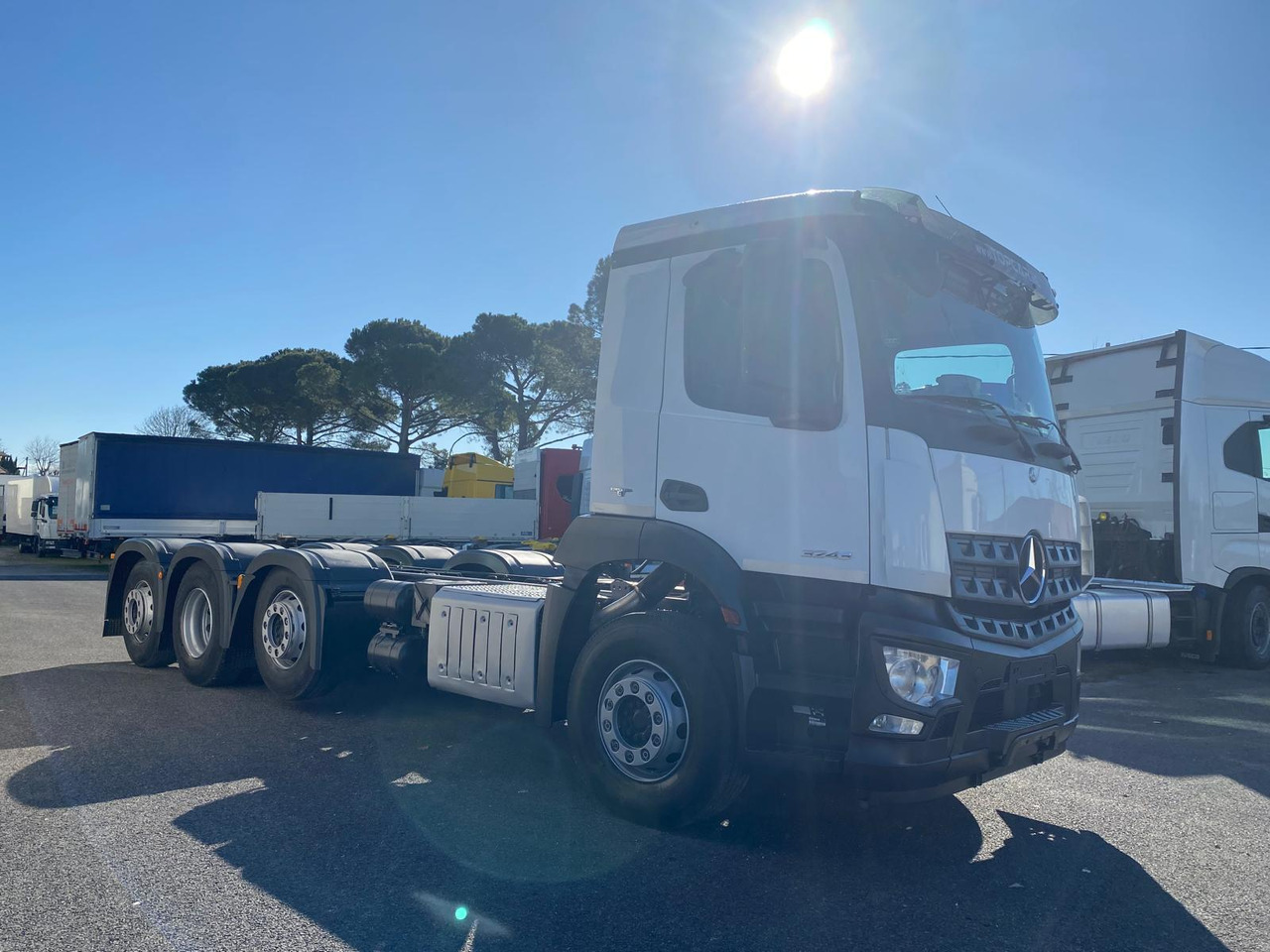 MERCEDES-BENZ AROCS 32.43 - Kamion sa golom šasijom i zatvorenom kabinom: slika 2 MERCEDES-BENZ AROCS 32.43 - Kamion sa golom šasijom i zatvorenom kabinom: slika 2