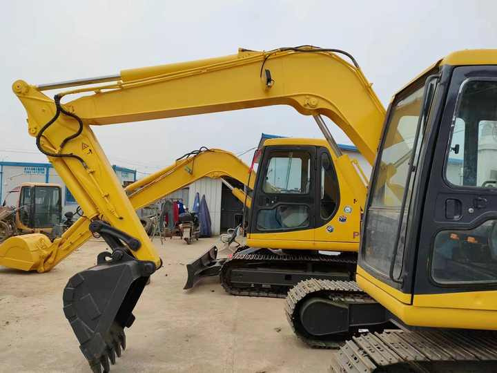 Cheap Used Komatsu PC60-7 Crawler Excavator with High Efficiency Used Heavy Machinery Komatsu P60-7 Digger Cheap for Sale - Bager guseničar: slika 3 Cheap Used Komatsu PC60-7 Crawler Excavator with High Efficiency Used Heavy Machinery Komatsu P60-7 Digger Cheap for Sale - Bager guseničar: slika 3