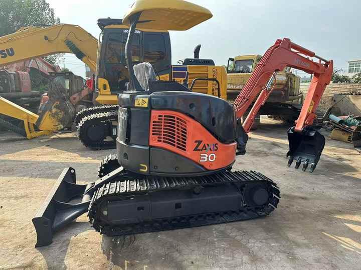 Mini 3-Ton Excavator used Hitachi ZX30 excavator with Excellent Performance and Low Price for sale! - Mini bager: slika 3 Mini 3-Ton Excavator used Hitachi ZX30 excavator with Excellent Performance and Low Price for sale! - Mini bager: slika 3