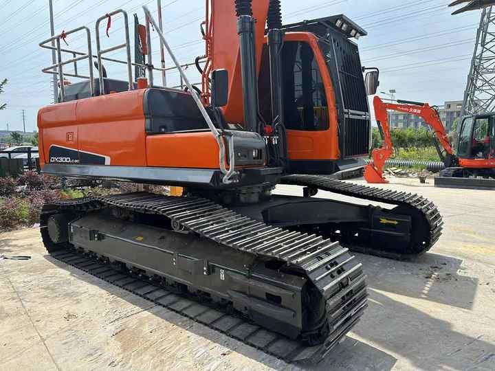 Used Digger DOOSAN DX300 Construction Machinery Construction Digger Used DOOSAN DX300 Cheap Excavator - Bager guseničar: slika 3 Used Digger DOOSAN DX300 Construction Machinery Construction Digger Used DOOSAN DX300 Cheap Excavator - Bager guseničar: slika 3