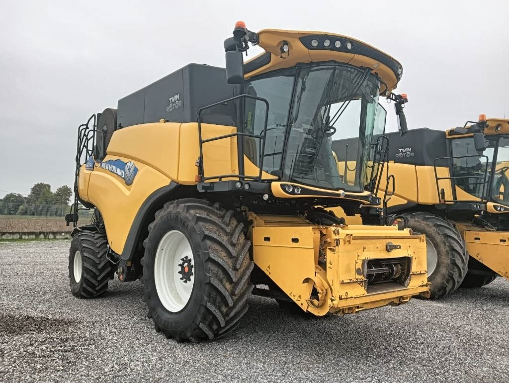 New Holland CR 7.90 - Kombinovani kombajn: slika 1 New Holland CR 7.90 - Kombinovani kombajn: slika 1