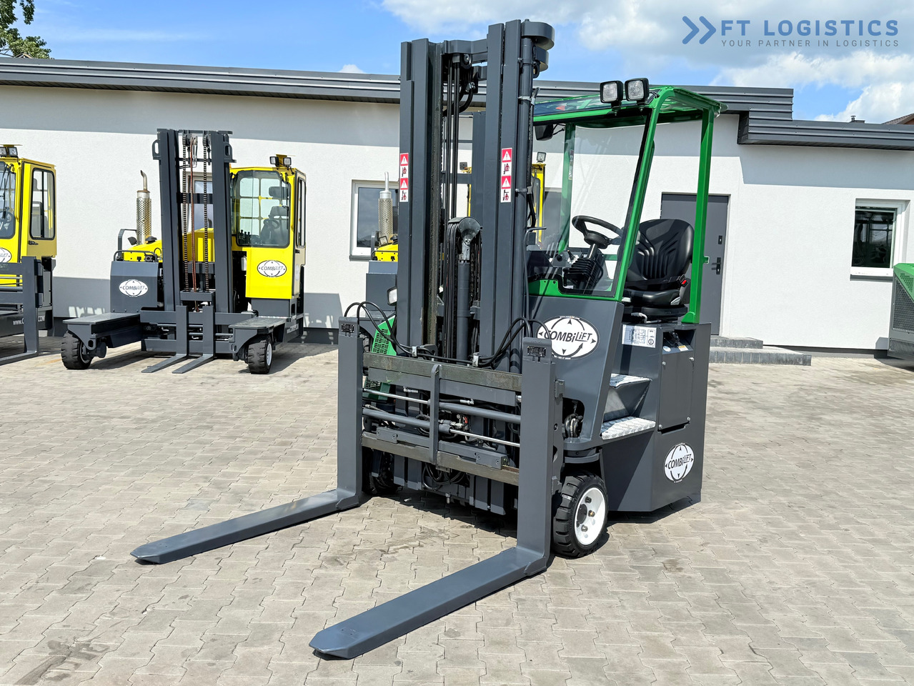 COMBILIFT CB2500 / DIESEL / EXTENDABLE FORKS / TRIPLEX / 5500MM / FREE LIFT / SIDE SHIFT / FORK POSITIONER / LIKE NEW - Viljuškar sa 4 strane: slika 2 COMBILIFT CB2500 / DIESEL / EXTENDABLE FORKS / TRIPLEX / 5500MM / FREE LIFT / SIDE SHIFT / FORK POSITIONER / LIKE NEW - Viljuškar sa 4 strane: slika 2