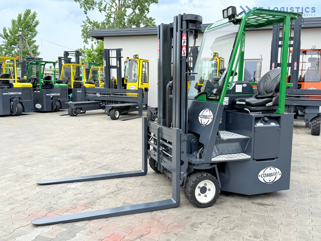 COMBILIFT CB3000 / DIESEL / TRIPLEX 4900MM / FREE LIFT / SIDESHIFT / FORK POSITIONER / 1500MM FORKS / LIKE NEW - Viljuškar sa 4 strane: slika 2 COMBILIFT CB3000 / DIESEL / TRIPLEX 4900MM / FREE LIFT / SIDESHIFT / FORK POSITIONER / 1500MM FORKS / LIKE NEW - Viljuškar sa 4 strane: slika 2