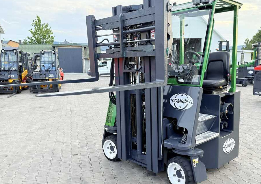 Combilift C2500CB / GAS / TRIPLEX - 4900MM / FREE-LIFT / POSITIONER / SIDE SHIFT / LIKE NEW - Viljuškar sa 4 strane: slika 4 Combilift C2500CB / GAS / TRIPLEX - 4900MM / FREE-LIFT / POSITIONER / SIDE SHIFT / LIKE NEW - Viljuškar sa 4 strane: slika 4