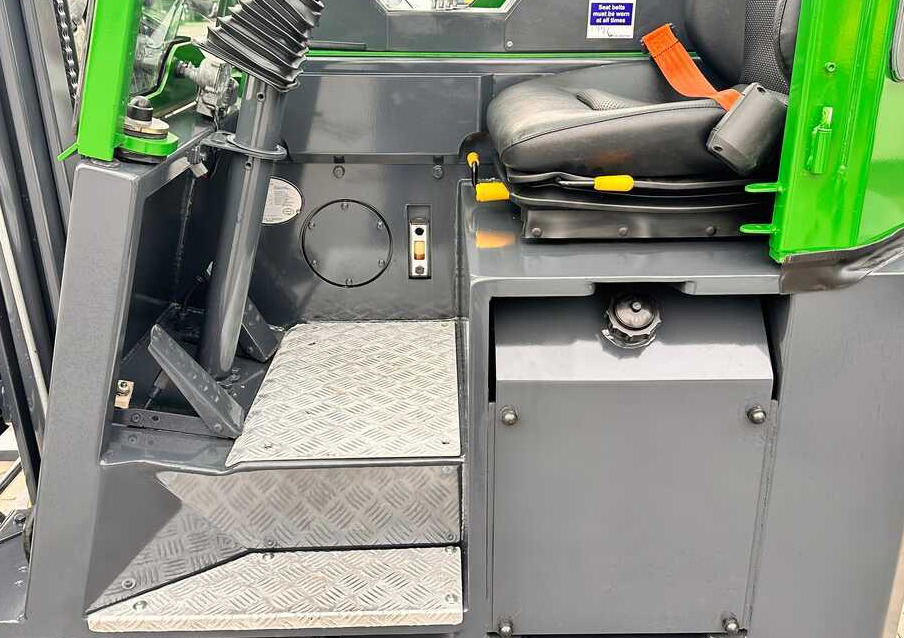 Combilift C2500CB / TRIPLEX / DIESEL / 4900MM / FREE LIFT / POSITIONER 1720MM / LIKE NEW - Viljuškar sa 4 strane: slika 4 Combilift C2500CB / TRIPLEX / DIESEL / 4900MM / FREE LIFT / POSITIONER 1720MM / LIKE NEW - Viljuškar sa 4 strane: slika 4