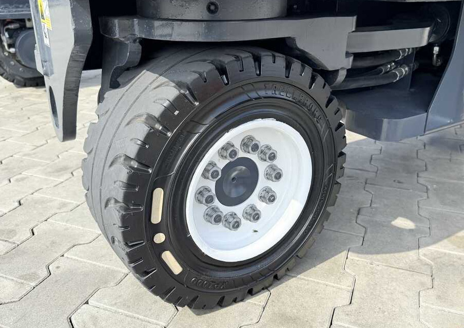 Combilift C4500 / DIESEL / TRIPLEX - 6420MM / FREE-LIFT / WIDE FORK POSITIONER - Viljuškar sa 4 strane: slika 4 Combilift C4500 / DIESEL / TRIPLEX - 6420MM / FREE-LIFT / WIDE FORK POSITIONER - Viljuškar sa 4 strane: slika 4