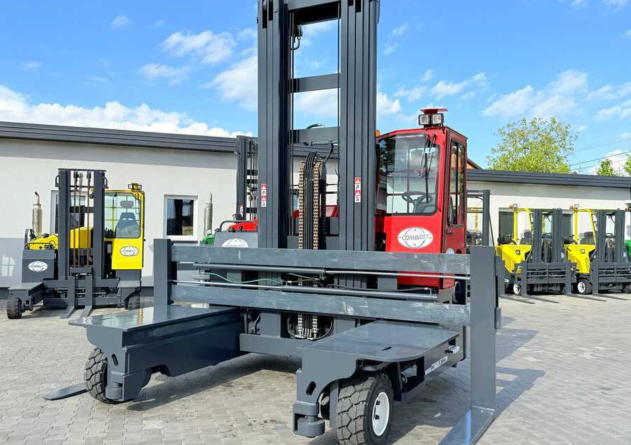 Combilift C8000 / GAS / TRIPLEX 8300 / WIDE FORK POSITIRONER / FREE-LIFT / A comprehensive range of four-way and side-loading forklifts. - Viljuškar sa 4 strane: slika 3 Combilift C8000 / GAS / TRIPLEX 8300 / WIDE FORK POSITIRONER / FREE-LIFT / A comprehensive range of four-way and side-loading forklifts. - Viljuškar sa 4 strane: slika 3
