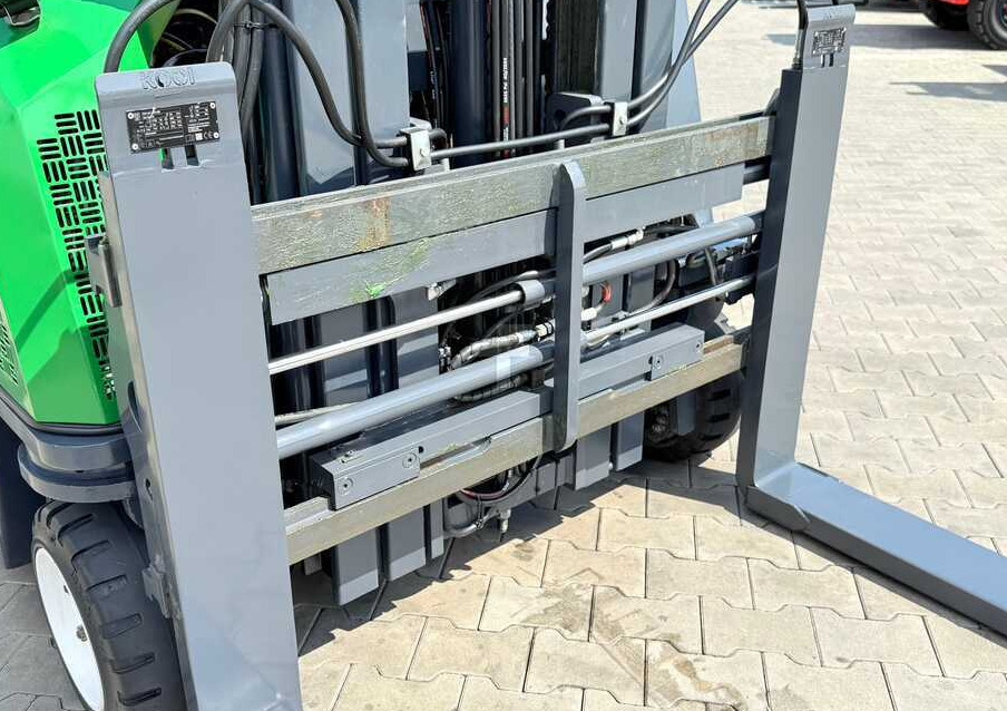 Combilift CB2500 / DIESEL / EXTENDABLE FORKS / TRIPLEX / 5500MM / FREE LIFT / SIDE SHIFT / FORK POSITIONER / LIKE NEW - Viljuškar sa 4 strane: slika 4 Combilift CB2500 / DIESEL / EXTENDABLE FORKS / TRIPLEX / 5500MM / FREE LIFT / SIDE SHIFT / FORK POSITIONER / LIKE NEW - Viljuškar sa 4 strane: slika 4