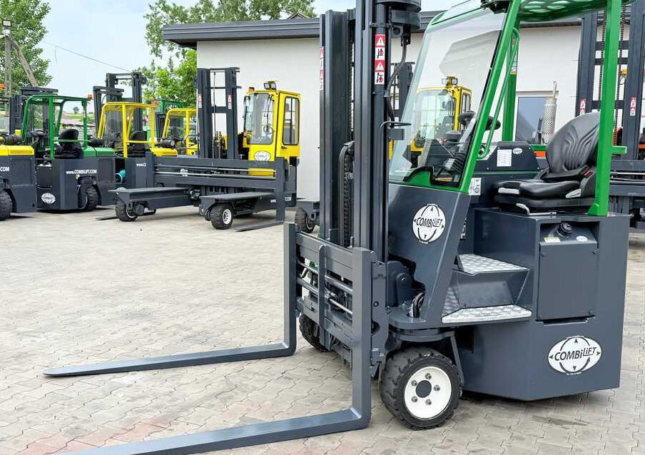 Combilift CB3000 / DIESEL / TRIPLEX 4900MM / FREE LIFT / SIDESHIFT / FORK POSITIONER / 1500MM FORKS / LIKE NEW - Viljuškar sa 4 strane: slika 1 Combilift CB3000 / DIESEL / TRIPLEX 4900MM / FREE LIFT / SIDESHIFT / FORK POSITIONER / 1500MM FORKS / LIKE NEW - Viljuškar sa 4 strane: slika 1
