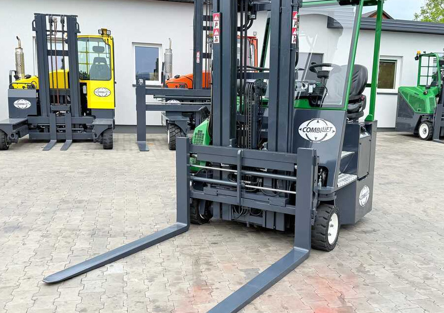 Combilift CB3000 / DIESEL / TRIPLEX 4900MM / FREE LIFT / SIDESHIFT / FORK POSITIONER / 1500MM FORKS / LIKE NEW - Viljuškar sa 4 strane: slika 3 Combilift CB3000 / DIESEL / TRIPLEX 4900MM / FREE LIFT / SIDESHIFT / FORK POSITIONER / 1500MM FORKS / LIKE NEW - Viljuškar sa 4 strane: slika 3