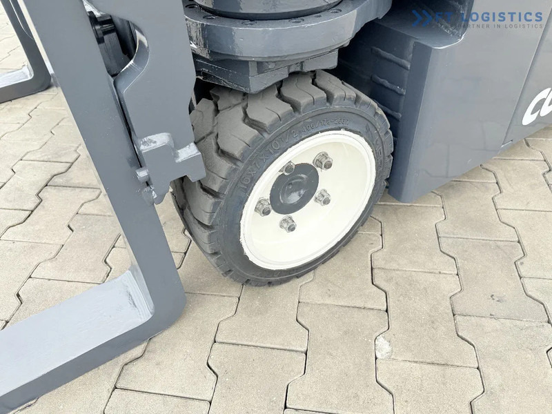 Combilift Combilift CBE2500 / TRIPLEX / 5500MM / FREE LIFT / ELECTRIC DRIVE / ONLY 2300 MTH / FORK POSITIONER / SIDE SHIFT / NEW TYRES / L - Viljuškar sa 4 strane: slika 4 Combilift Combilift CBE2500 / TRIPLEX / 5500MM / FREE LIFT / ELECTRIC DRIVE / ONLY 2300 MTH / FORK POSITIONER / SIDE SHIFT / NEW TYRES / L - Viljuškar sa 4 strane: slika 4