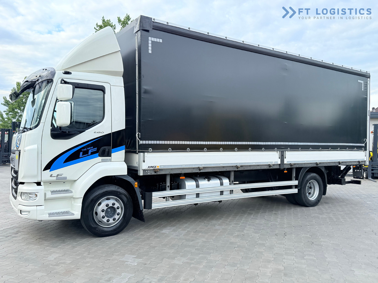 DAF LF 260 FA / AUTOMATIC / 9,255 kg PAYLOAD / 4x2 / 18 PALLETS / TAIL LIFT / SIDE BOARDS / EXCELLENT CONDITION! - Kamion sa ceradom: slika 3 DAF LF 260 FA / AUTOMATIC / 9,255 kg PAYLOAD / 4x2 / 18 PALLETS / TAIL LIFT / SIDE BOARDS / EXCELLENT CONDITION! - Kamion sa ceradom: slika 3