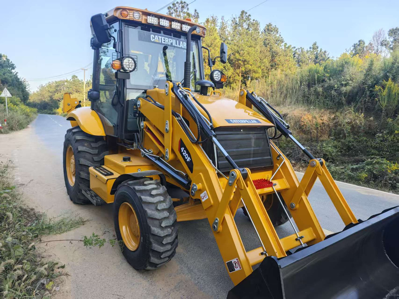 CATERPILLAR 420F - Bager utovarivač: slika 1 CATERPILLAR 420F - Bager utovarivač: slika 1