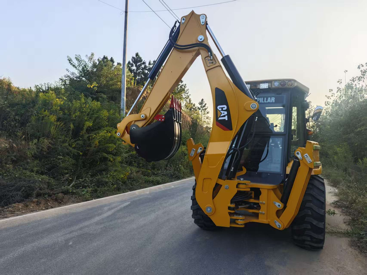 CATERPILLAR 420F - Bager utovarivač: slika 4 CATERPILLAR 420F - Bager utovarivač: slika 4
