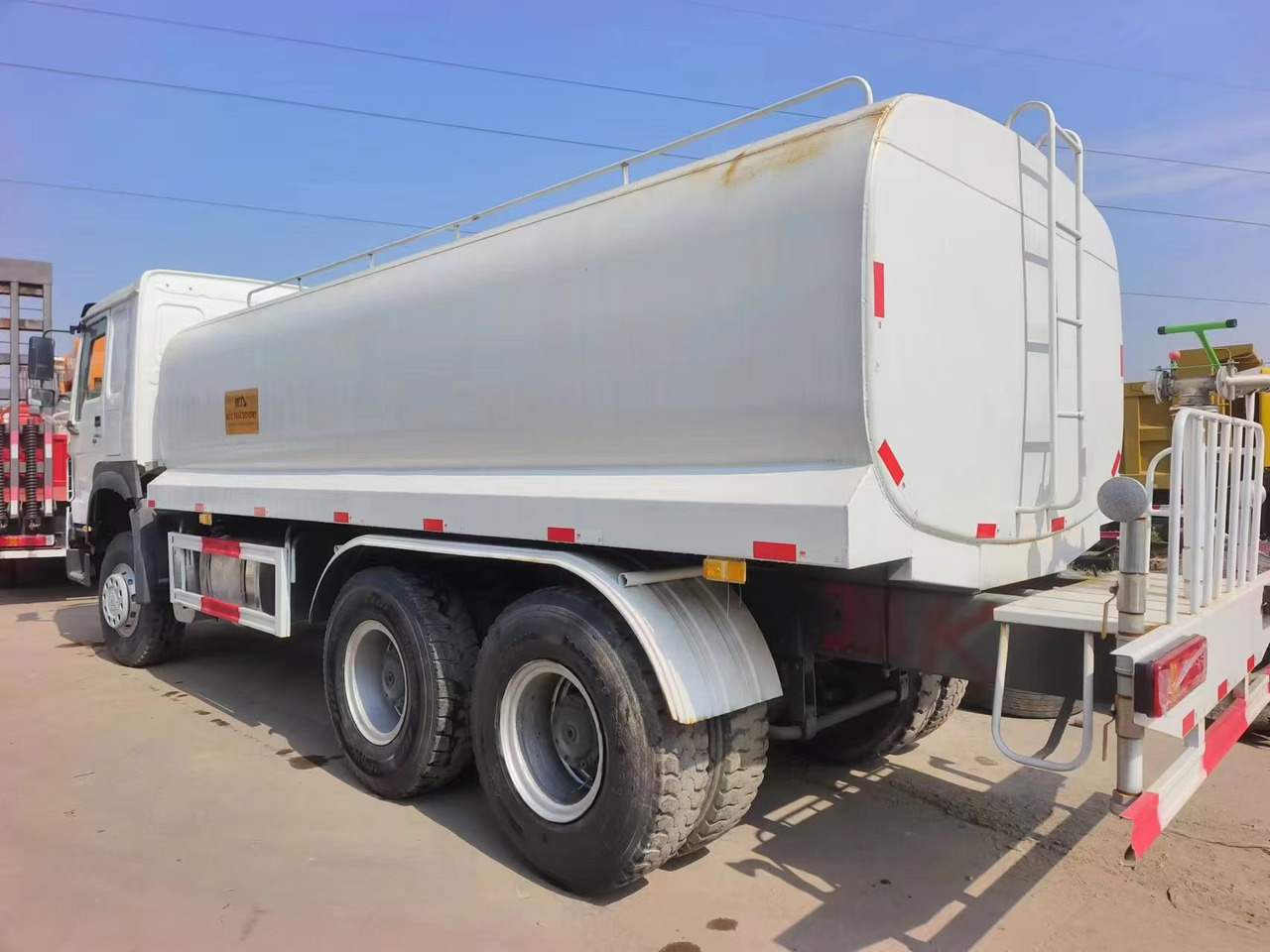 HOWO 6×4 ,20 cubic meters - Kamion cisterna: slika 2 HOWO 6×4 ,20 cubic meters - Kamion cisterna: slika 2