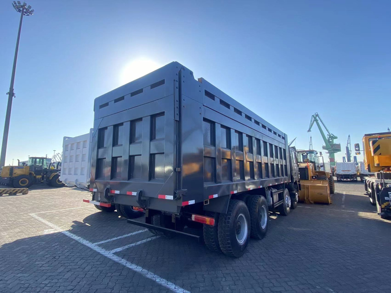 SHACMAN Shacman F3000 8*4 dump truck - Istovarivač: slika 5 SHACMAN Shacman F3000 8*4 dump truck - Istovarivač: slika 5