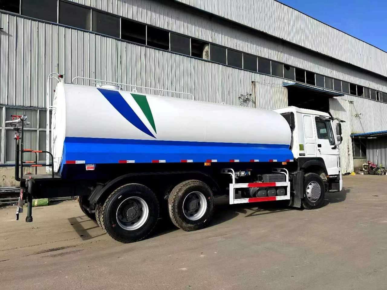 SINOTRUK 20 cubic meters tanker - Kamion cisterna: slika 5 SINOTRUK 20 cubic meters tanker - Kamion cisterna: slika 5