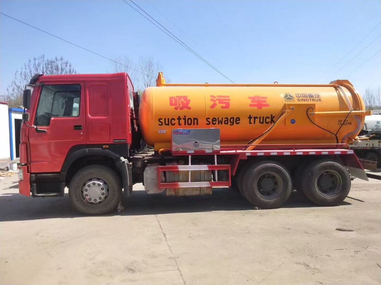 SINOTRUK SINOTRUK 336 suction sewage truck - Kamion za prevoz kontejnera/ Kamion sa promenjivim sandukom: slika 2 SINOTRUK SINOTRUK 336 suction sewage truck - Kamion za prevoz kontejnera/ Kamion sa promenjivim sandukom: slika 2